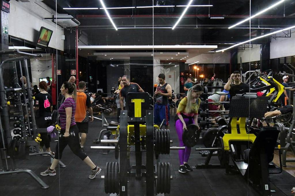 Academia PremierGym Votorantim - - Agachamento simples